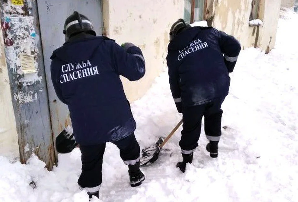 В Ульяновске спасатели откопали заваленные снегом двери подъездов на Жуковского | ФОТО: Управление гражданской защиты Ульяновска