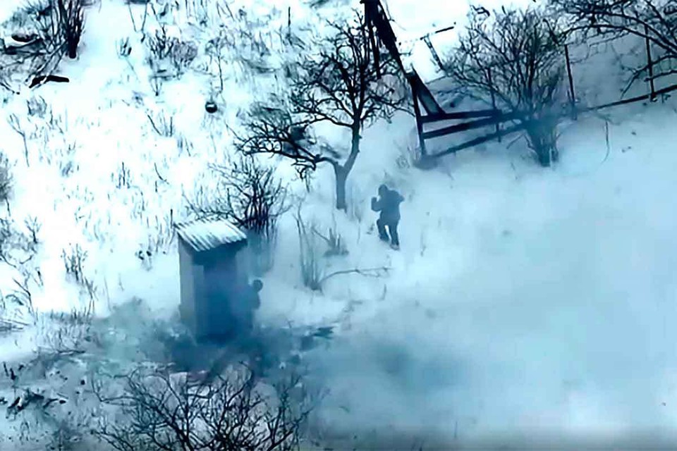 Российский ударный дрон застал двух украинских боевиков в уличном сортире