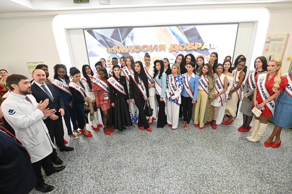 Участницы, члены жюри и организаторы международного конкурса красоты MISS BRICS 2026 в день «Миссии добра» посетили Детскую республиканскую клиническую больницу (ДРКБ) Казани.