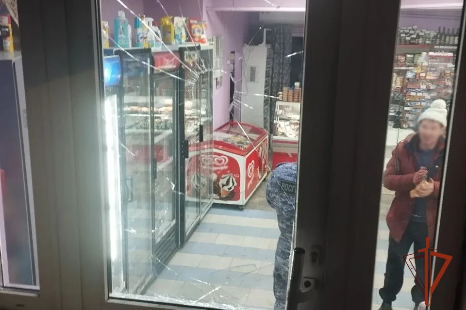 Росгвардейцы задержали новокузнечанина за повреждение двери продуктового магазина. Фото: пресс-служба Управления Росгвардии по Кемеровской области.