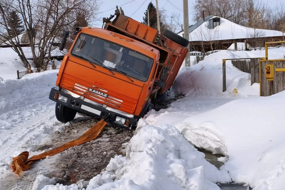 Тяжелая спецтехника провалилась в образовавшуюся полость. Фото: АО «САХ»