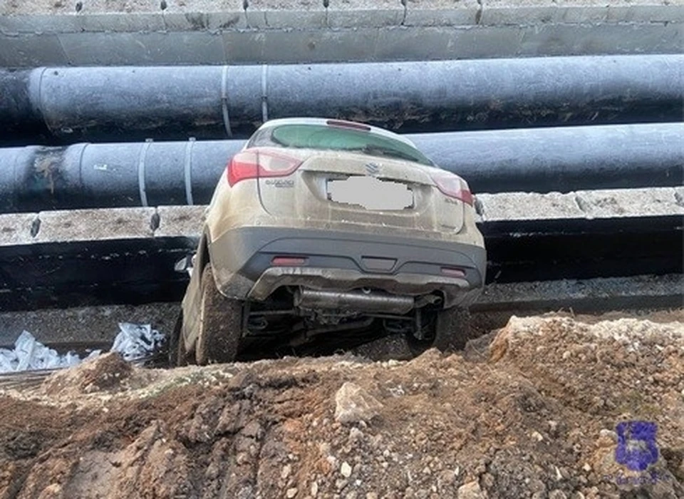 Иномарка съехала в котлован, который вырыли для прокладки коммуникаций