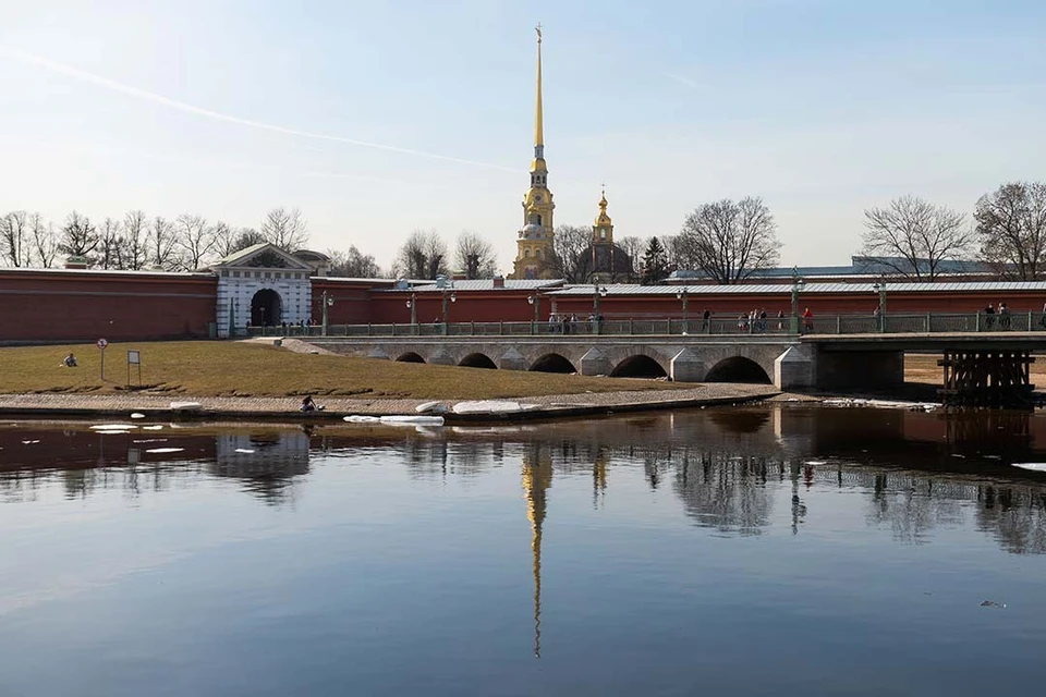 Специалисты также выезжали на места для проверки сообщений о нефтеразливах.