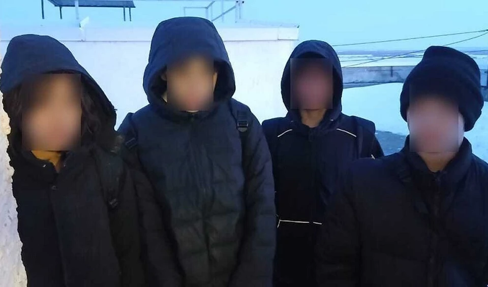В Якутске спасатели сняли с крыши многоэтажки подростков, попавших в западню. Фото: Служба спасения Республики Саха (Якутия)