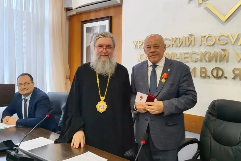 Митрополит Евгений вручил медаль святой Екатерины ректору УрГЮУ Владимиру Бублику. Фото: telegram-канал митрополита Екатеринбургского и Верхотурского Евгения