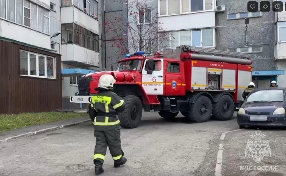 Замыкание проводки привело к пожару в квартире девятиэтажного дома в Саяногорске. Фото: краевое МЧС