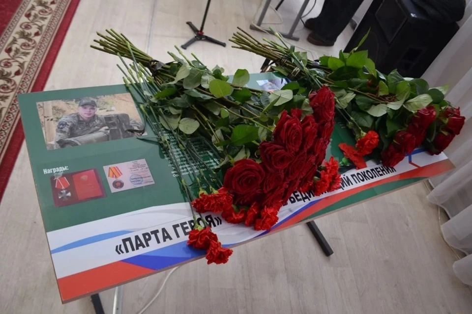 В Горловке открыли «Парты Героев». Фото: Администрация Горловки