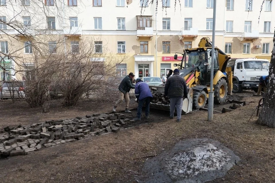 В Кировском районе Кемерова подрядчик приступил к благоустройству сквера. Фото: администрация города Кемерово.