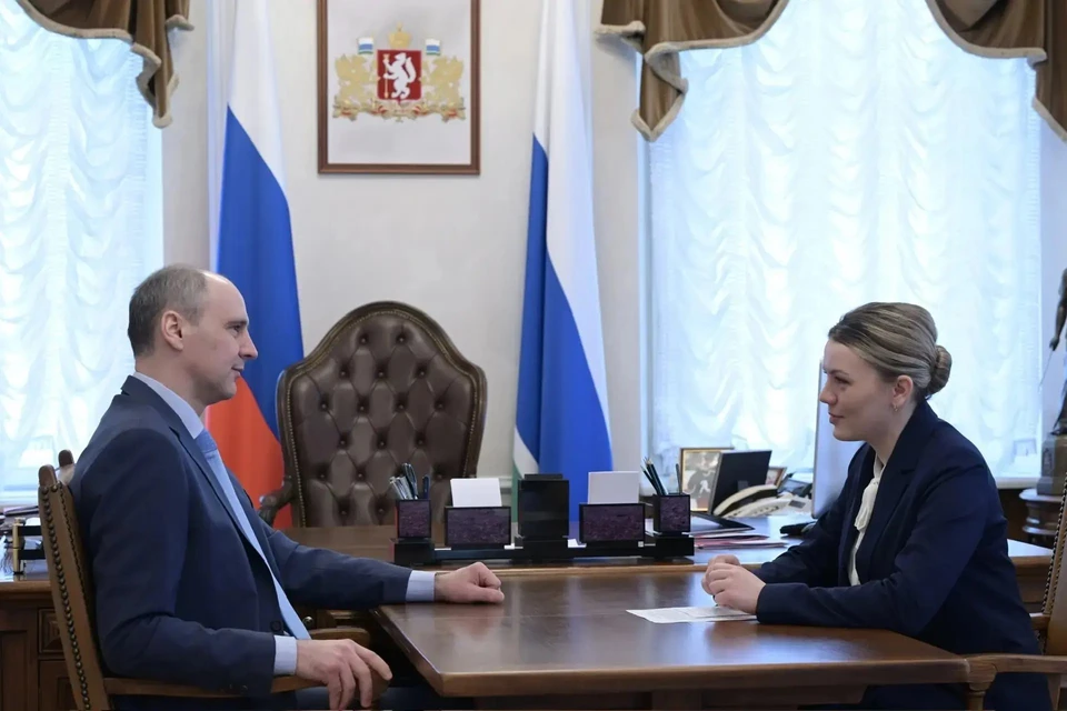 Губернатор Свердловской области провел встречу с Дарьей Светяш. Фото: Департамент информационной политики Свердловской области