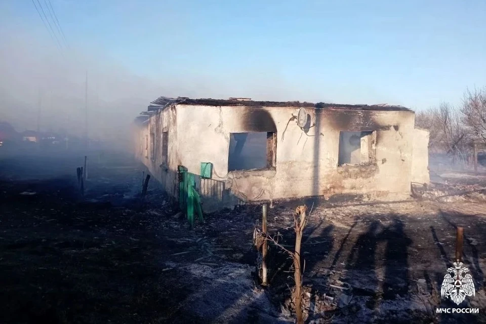 Огонь уничтожил жилье и гектар сухой травы в Барабинском районе. Фото: пресс-служба МЧС России по Новосибирской области.