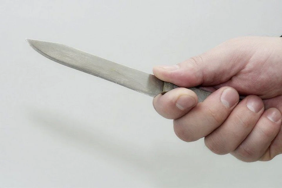 В пригородном автобусе Приморья мужчина с ножом напугал 13-летнюю девочку