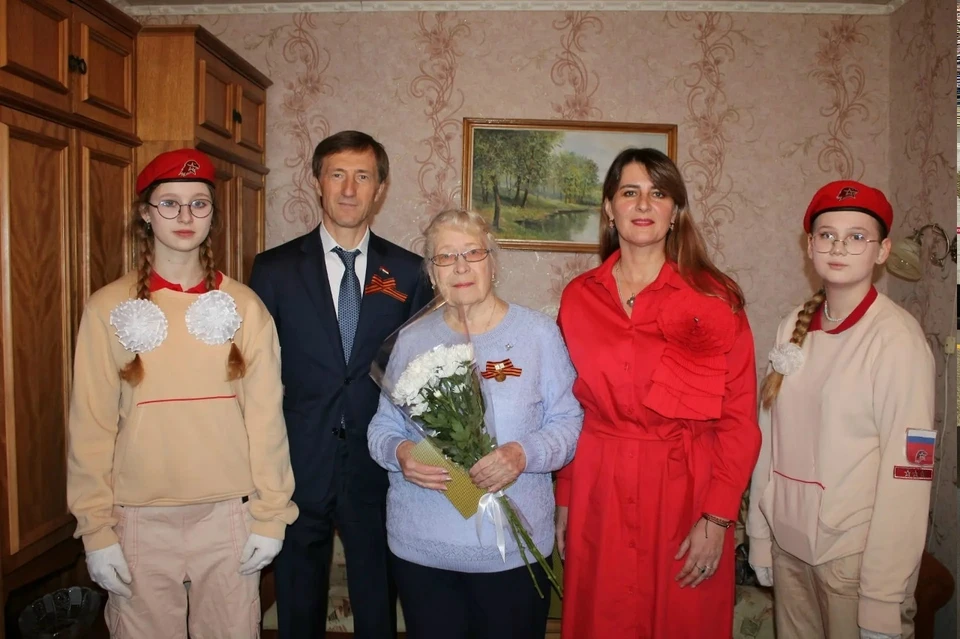 Делегация посетила ветеранов Великой Отечественной войны, чтобы лично сказать «спасибо» за мужество, стойкость и героизм. Фото: администрация Советского района