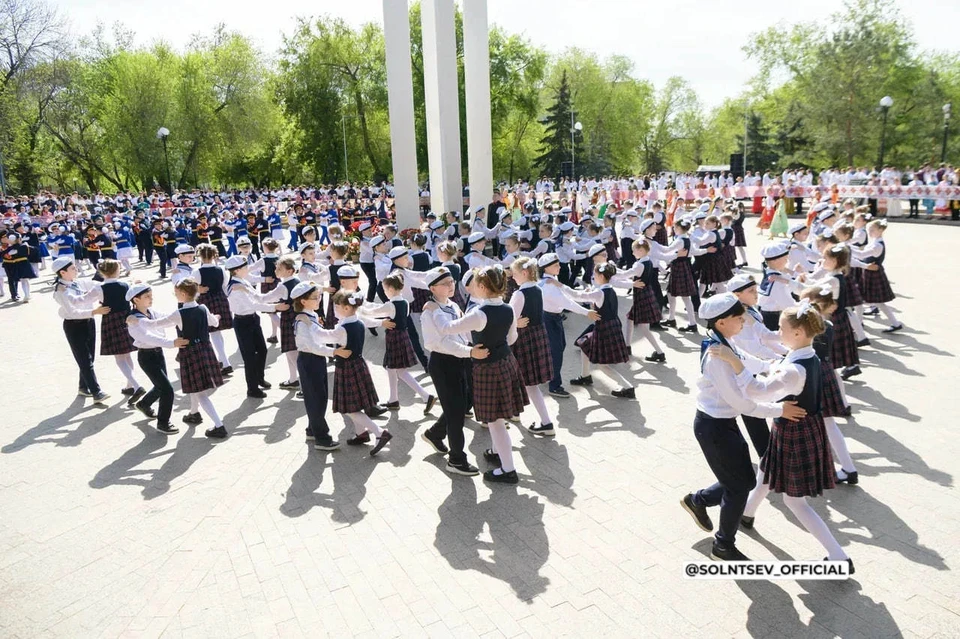 В танце объединились представители самых разных возрастов и профессий. Фото: MAX-канал Евгения Солнцева