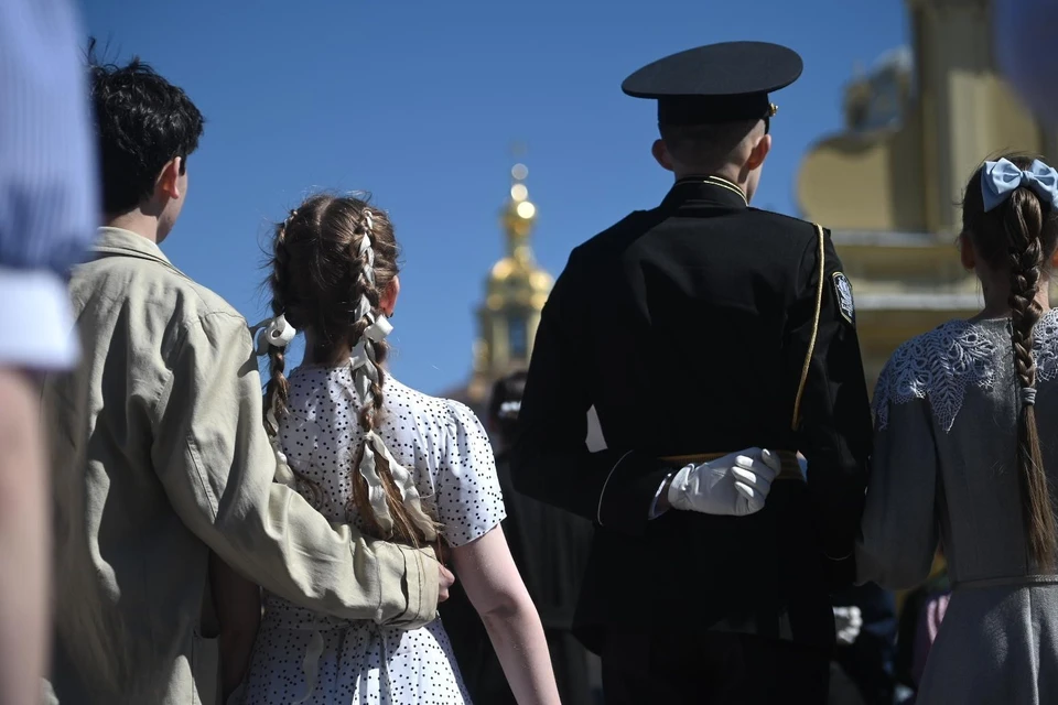 Реконструкция "Бала Победы" прошла в Петербурге в преддверии 9 Мая.