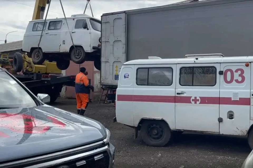 Два микроавтобуса и «Ниву» отправят из Иркутской области в зону СВО. Фото: соцсети губернатора Иркутской области Игоря Кобзева