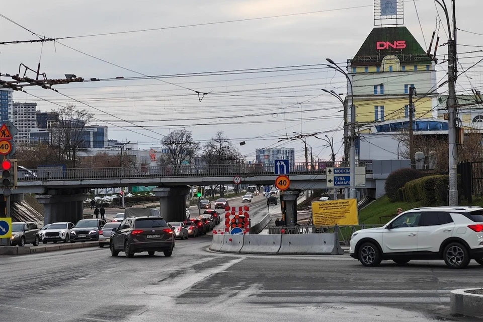 В Рязани стартовали работы по расширению проезда под путепроводом.