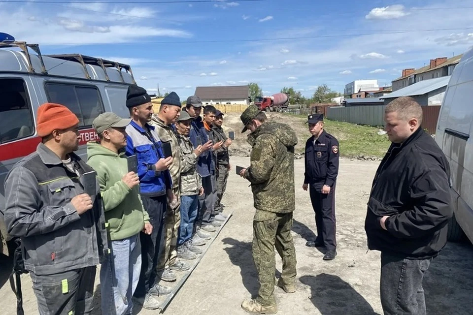 В ходе рейда проверили восемь человек. Фото: ВСУ СКР по ЦВО