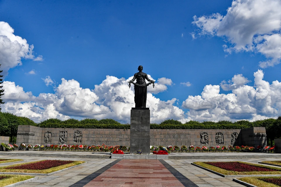 Диск с трехмерной копией монумента «Мать-Родина» передали руководству Пискаревского кладбища.