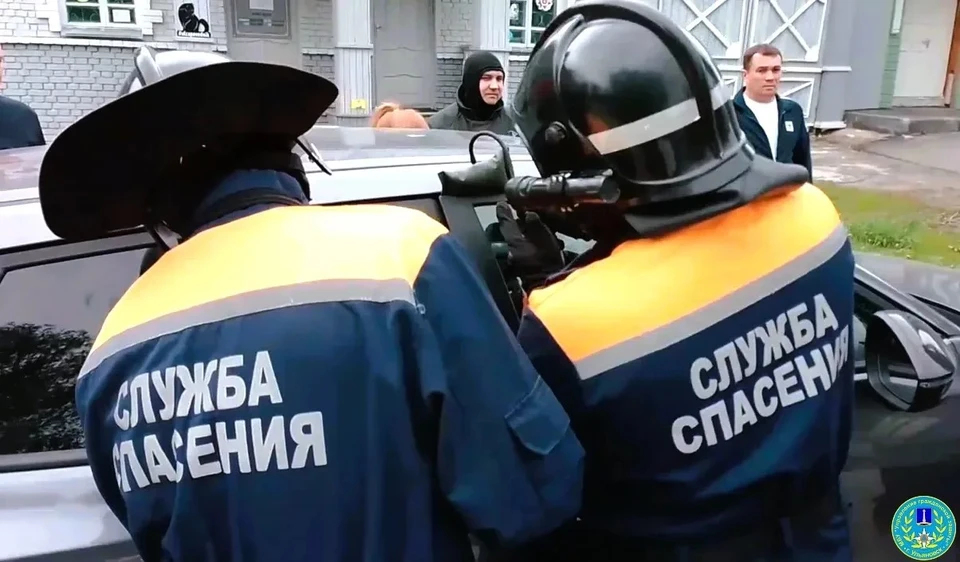 Спасатели в Ульяновске открыли машину с запертым внутри ребёнком | ФОТО: Управление гражданской защиты Ульяновска