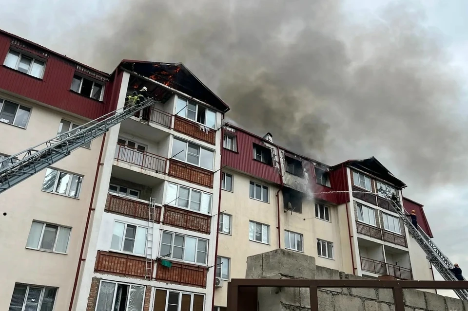 В Нальчике возбудили уголовное дело после пожара в многоквартирном доме. Фото: МЧС по КБР