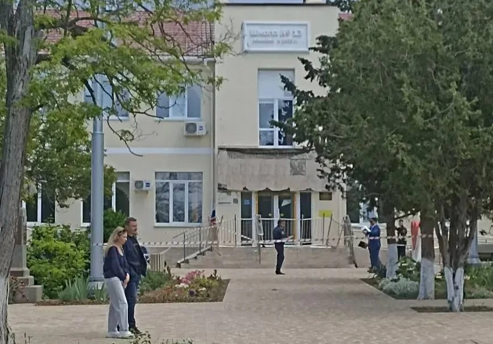 В школе № 13 в Каче после обрушения козырька пострадали ученики.