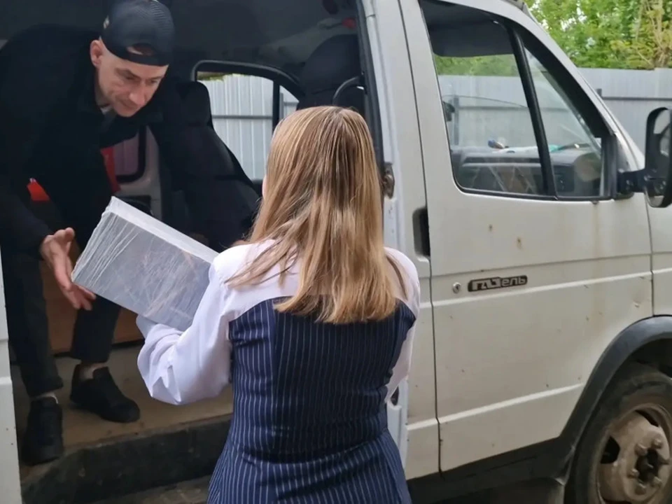 Глава города Тулы Алексей Эрк, депутаты Тульской городской Думы, участники проекта «Медики для Победы» передали тульским десантникам автомобильные запчасти.