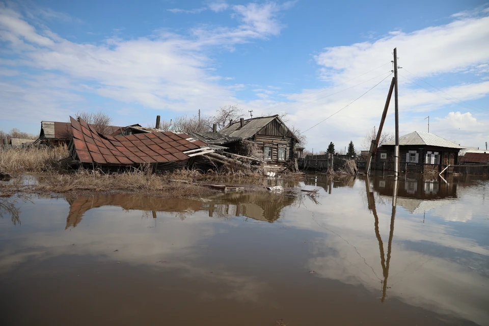 Вода зашла на территорию домов в Игреково Молчановского района