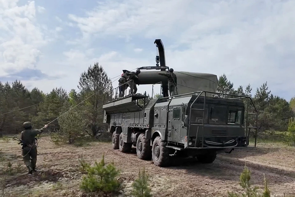 К учениям по применению ядерных сил привлечены более 64 тысяч военных. Задействовано почти 8000 единиц техники