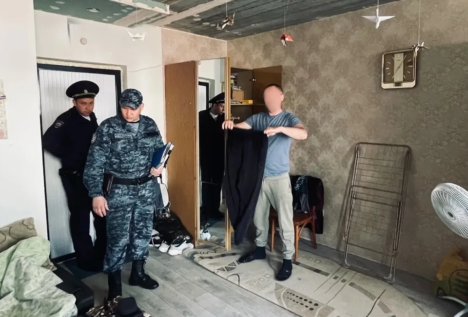 Вцепившегося в одежду должника достали из шкафа. Фото: УФССП по Волгоградской области.