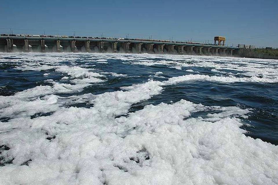 Волжская ГЭС продолжает держать повышенные сбросы воды