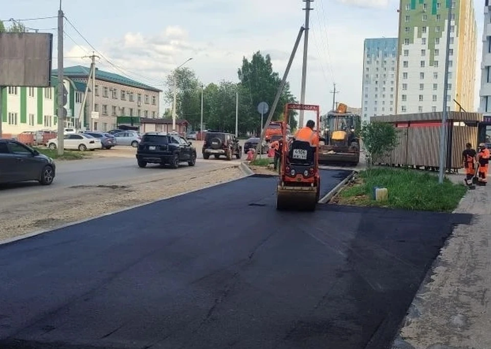 В Сыктывкаре на Тентюковской начали асфальтировать тротуары