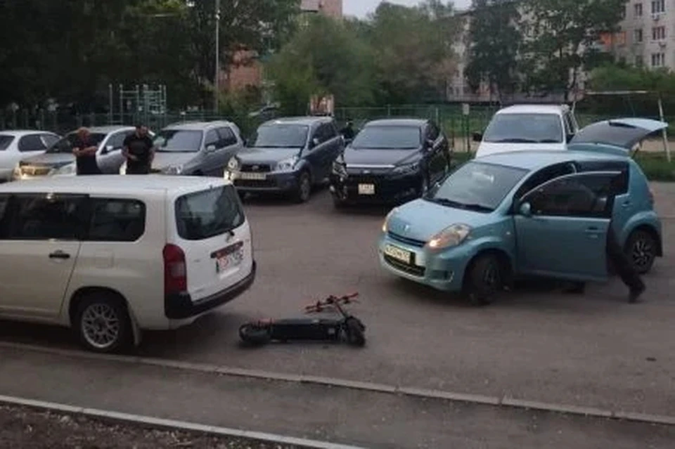 Двое 16-летних подростков на одном самокате наехали на припаркованные автомобили Toyota Passo и Toyota Probox. Фото: полиция Приморья