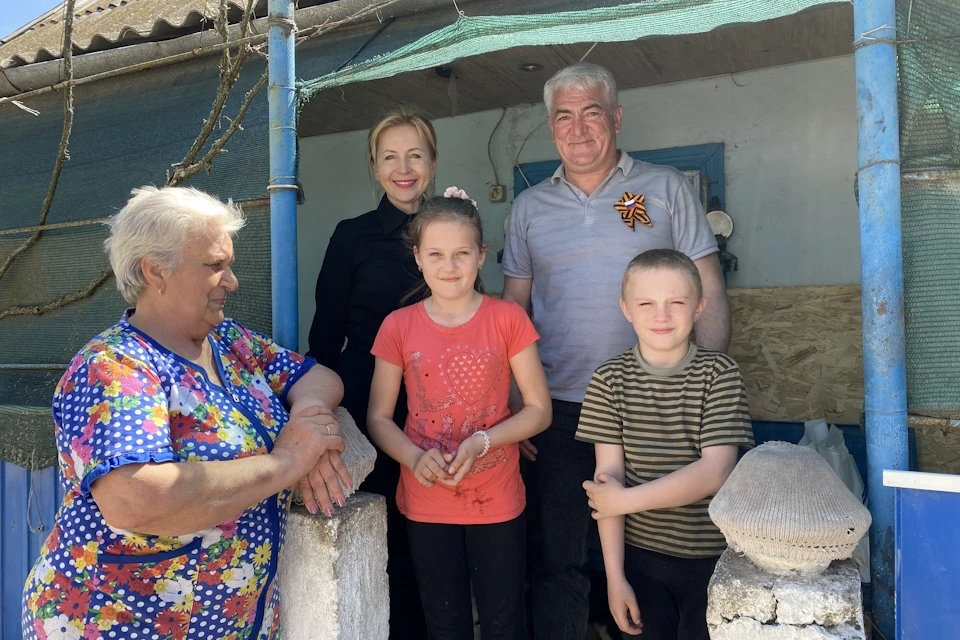 Гостей встречала Зинаида Ищенко и двое младших детей Фото: ЕР