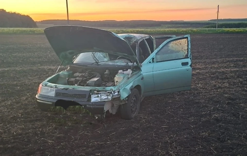 В результате аварии водитель легкового автомобиля пострадал. Фото: центр по делам ГО, ПБ и ЧС