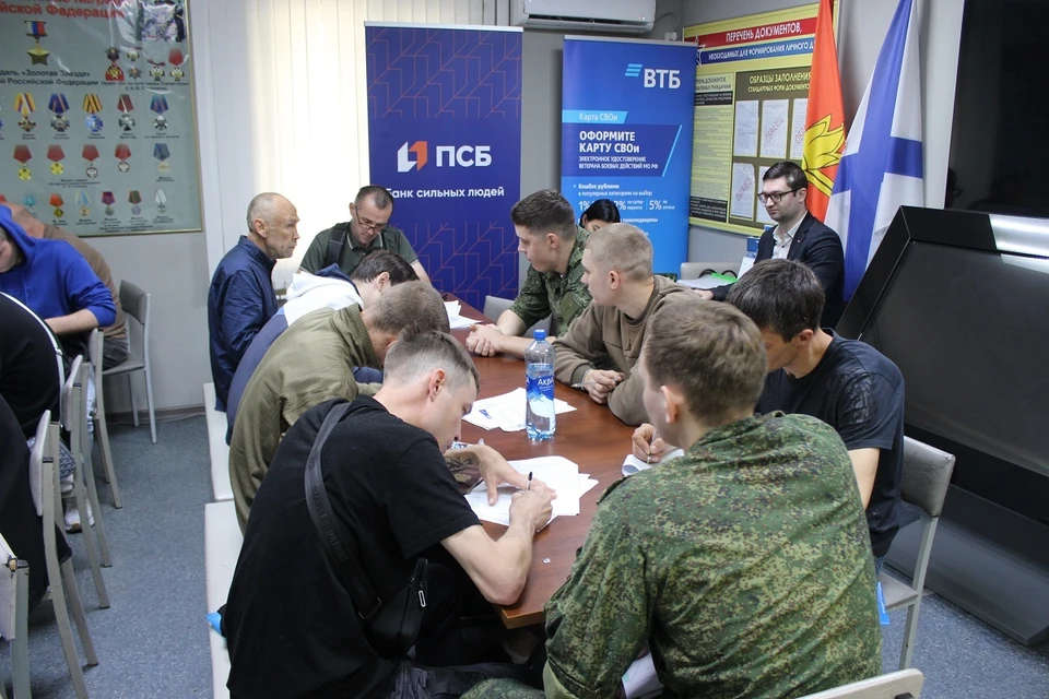 Военные постоянно проводят встречи с молодыми мужчинами, рассказывая о всех вопросах службы в беспилотных войсках. Фото: Пресс-служба Южного военного округа.