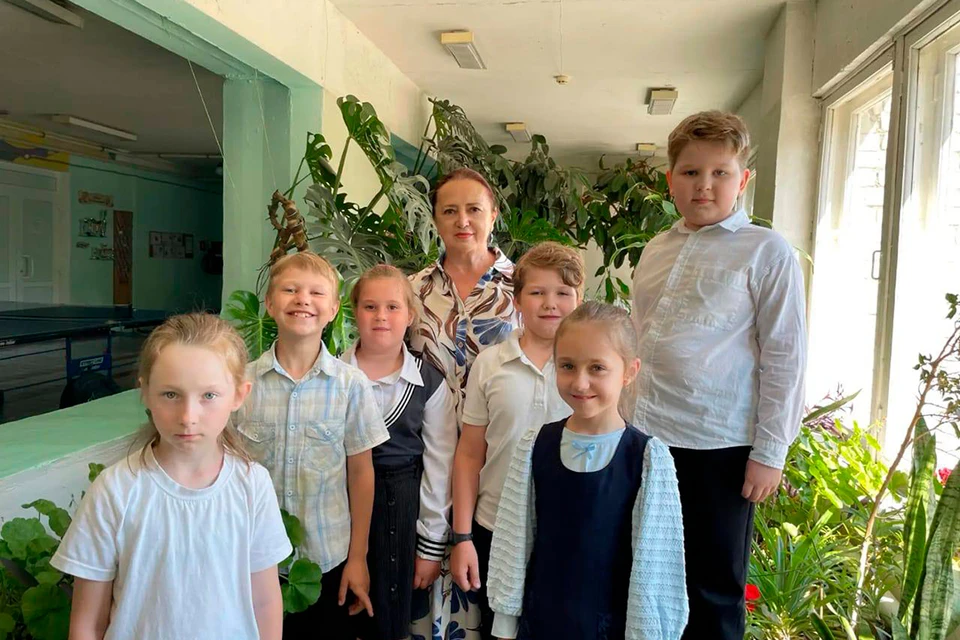 В школе уже, оказывается, не 15 учеников, а 38. Но могло быть и 200!