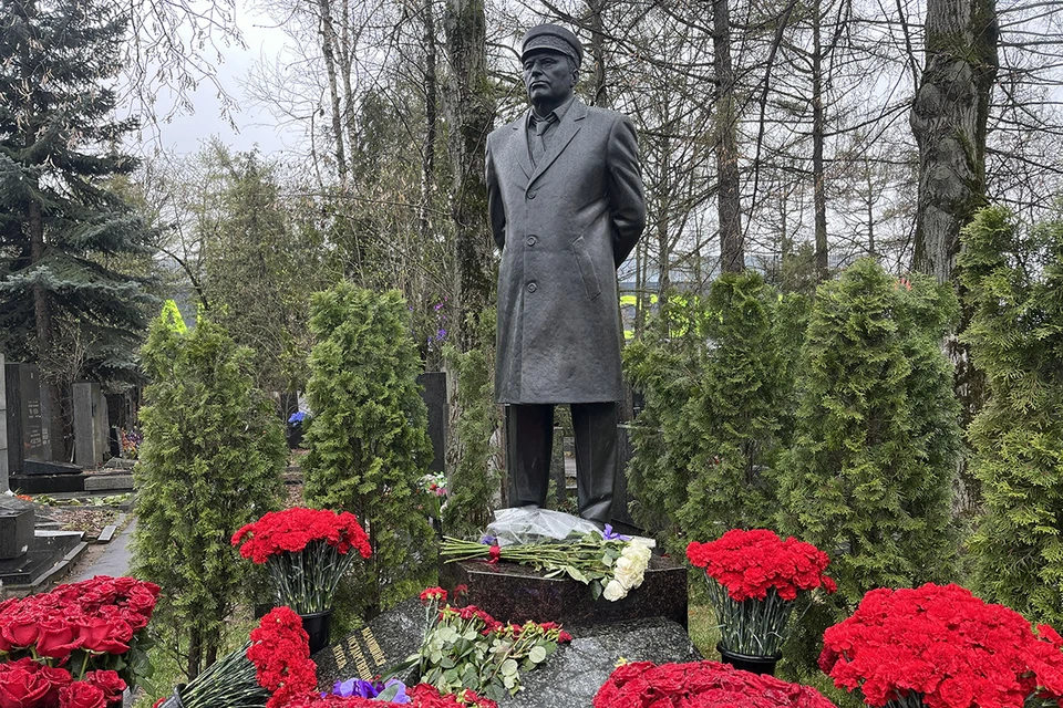 Статуя Владимира Жириновского на могиле политика