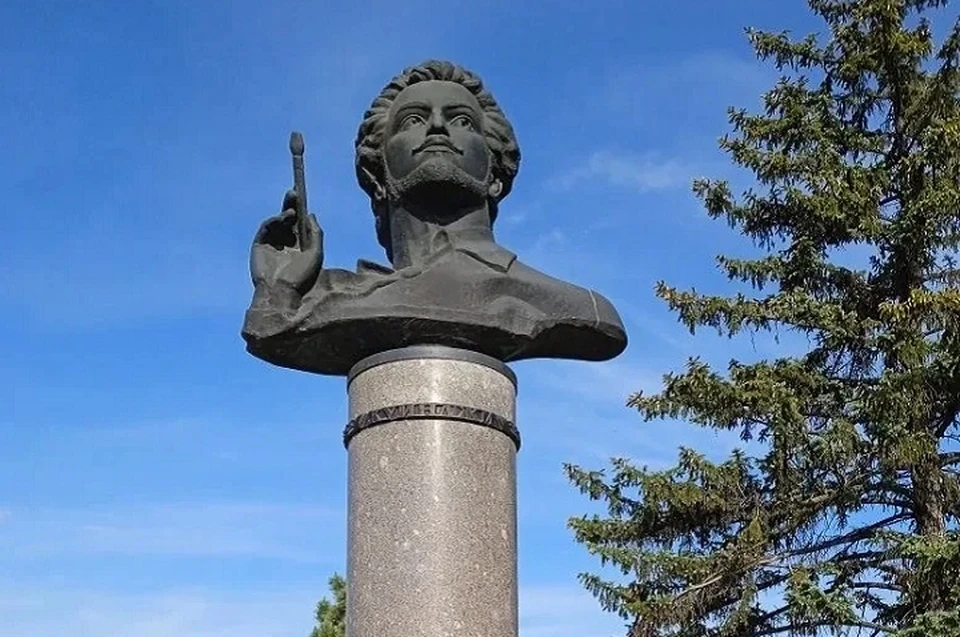 В Мариуполе продолжают благоустраивать городские территории, уделяя особое внимание состоянию памятников и мемориалов. Фото: МАХ/Кольцов