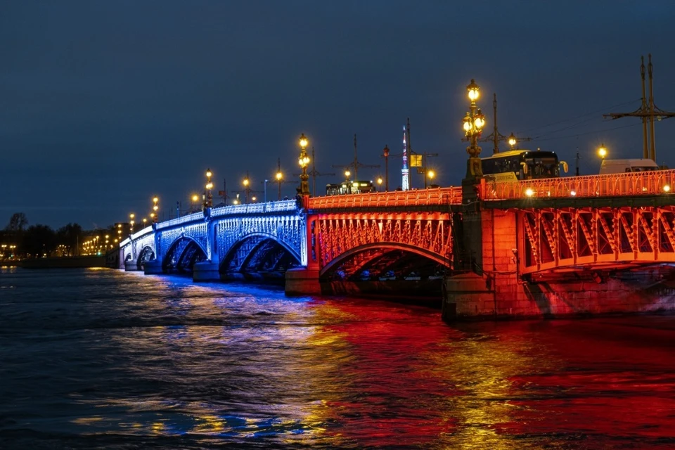 Русский триколор отобразится на главных мостах Петербурга ко Дню города. Фото: СПб ГБУ "Ленсовет"
