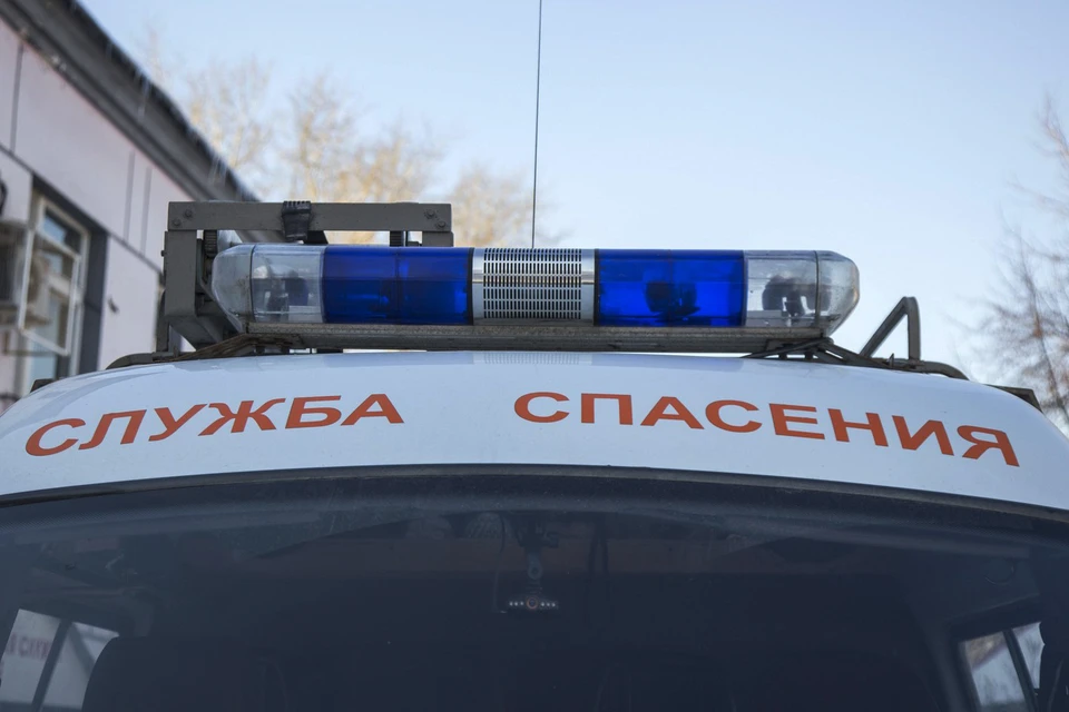 Очевидцы сообщили о 15-летнем подростке, сидевшем на перилах моста.