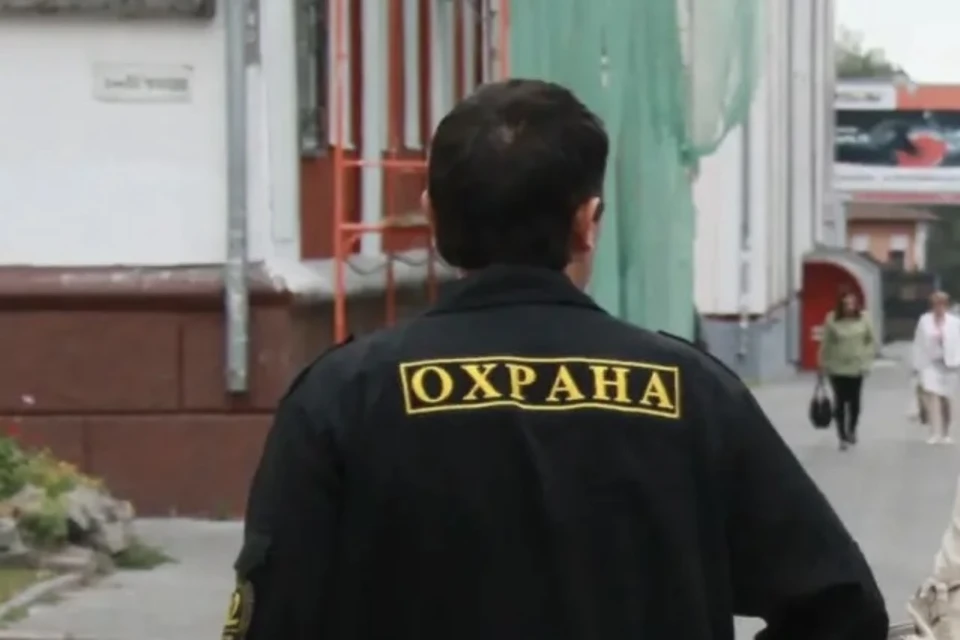 Компания подростков кошмарит местных жителей, посетители торгового центр обходят их стороной