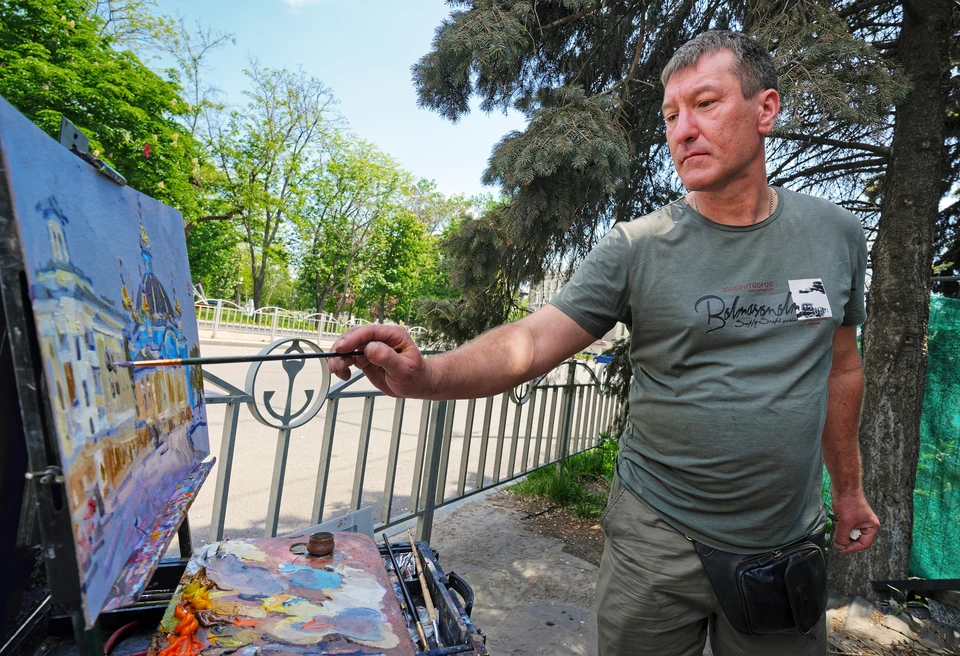 Василий Куракса во время создания картин известных мест Мариуполя