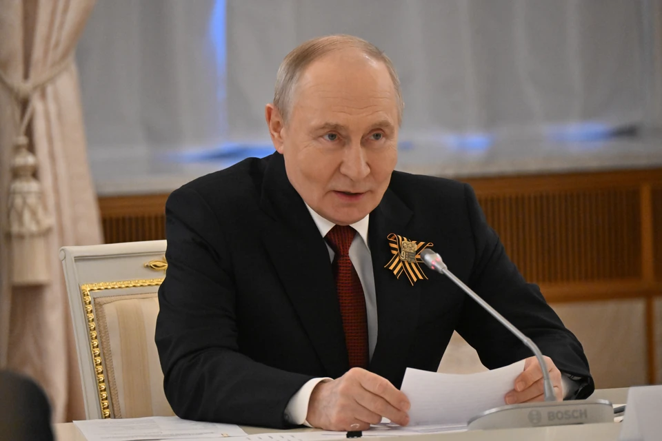 Президент России Владимир Путин наградил 13 жителей Татарстана государственными наградами и почетными званиями.