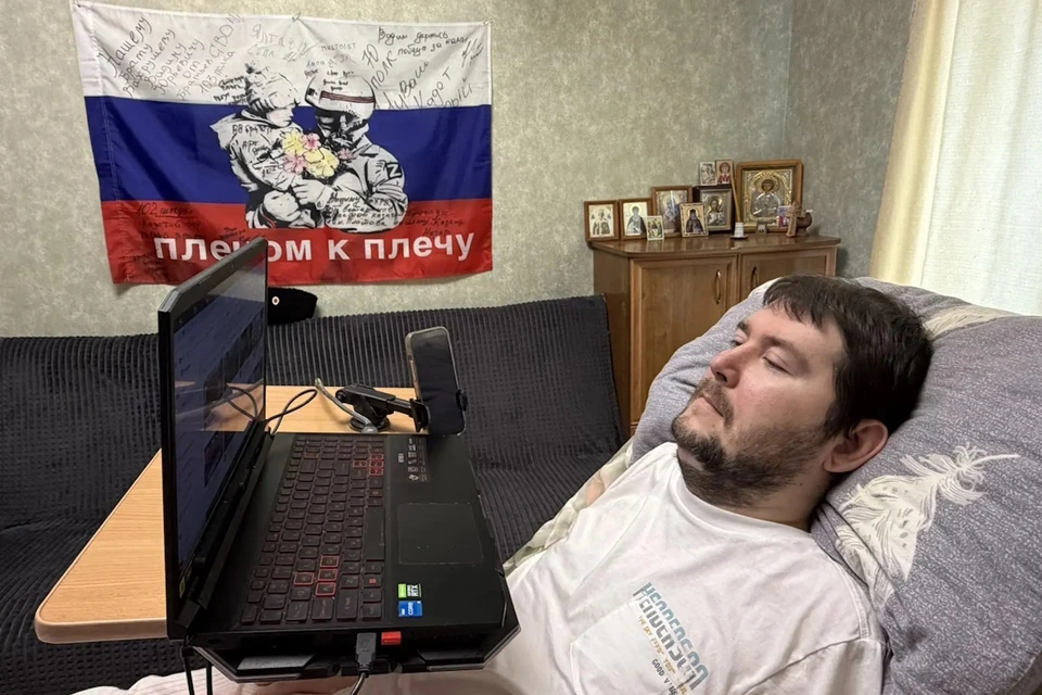 После аварии Вадим не может двигаться, но все равно помогает бойцам на передовой.