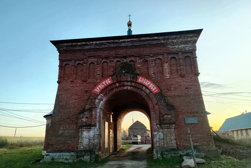 Сохранившиеся врата монастыря.