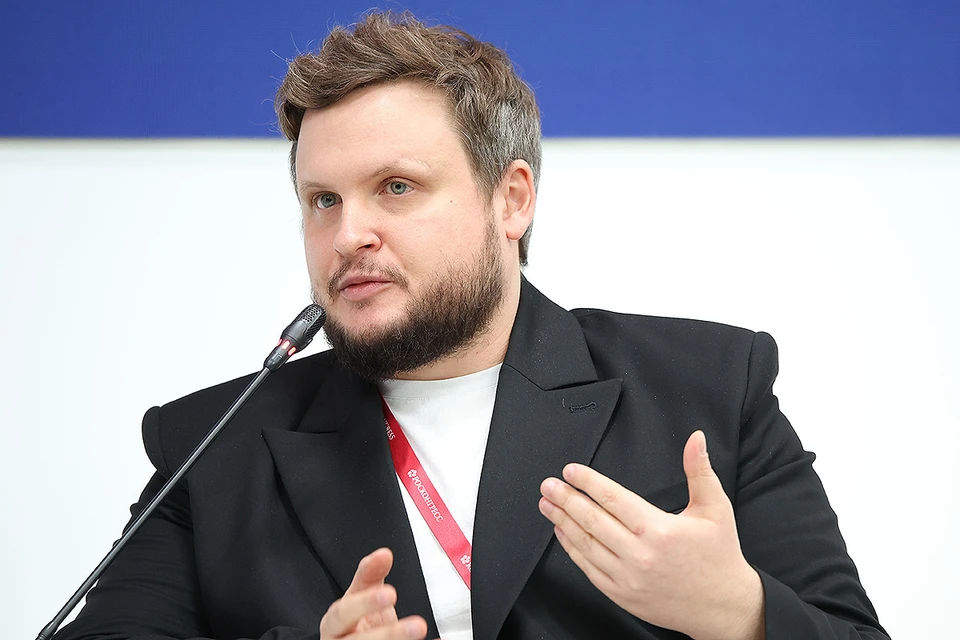 Пранкер Лексус (Алексей Столяров) во время сессии "Кибермошенничество: кому платить по счетам?" на XXIX Петербургском международном экономическом форуме на территории конгрессно-выставочного центра "Экспофорум". Фото: Петр Ковалев/ТАСС