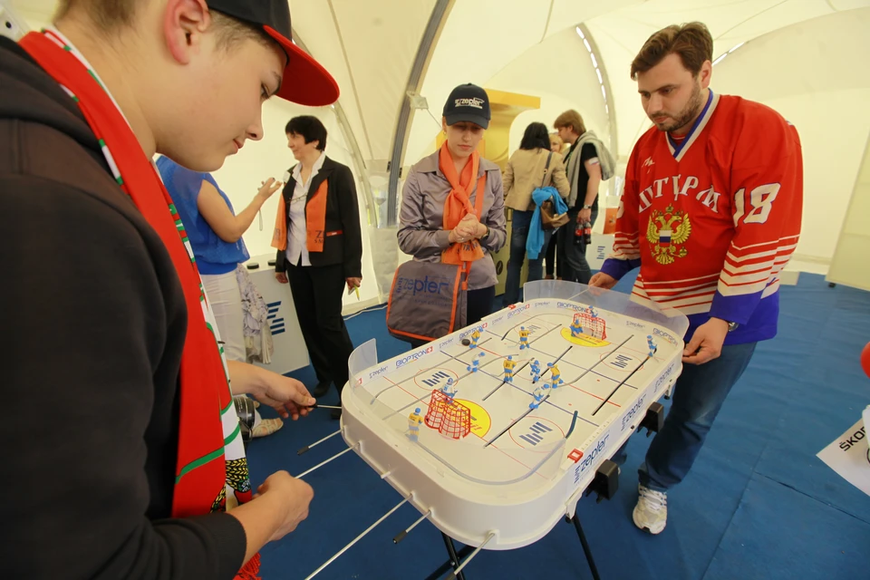 Российские болельщики играют в настольный хоккей на чемпионате мира по хоккею в Минске (2014 год)