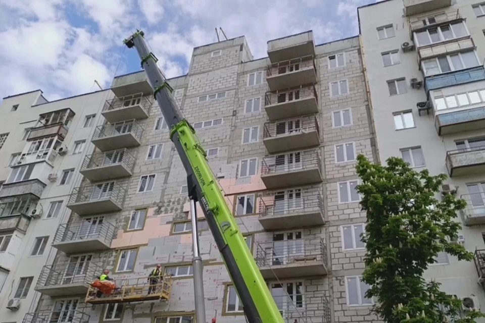 В Мариуполе строят новый подъезд вместо разрушенного в девятиэтажке. Фото: УТНКР