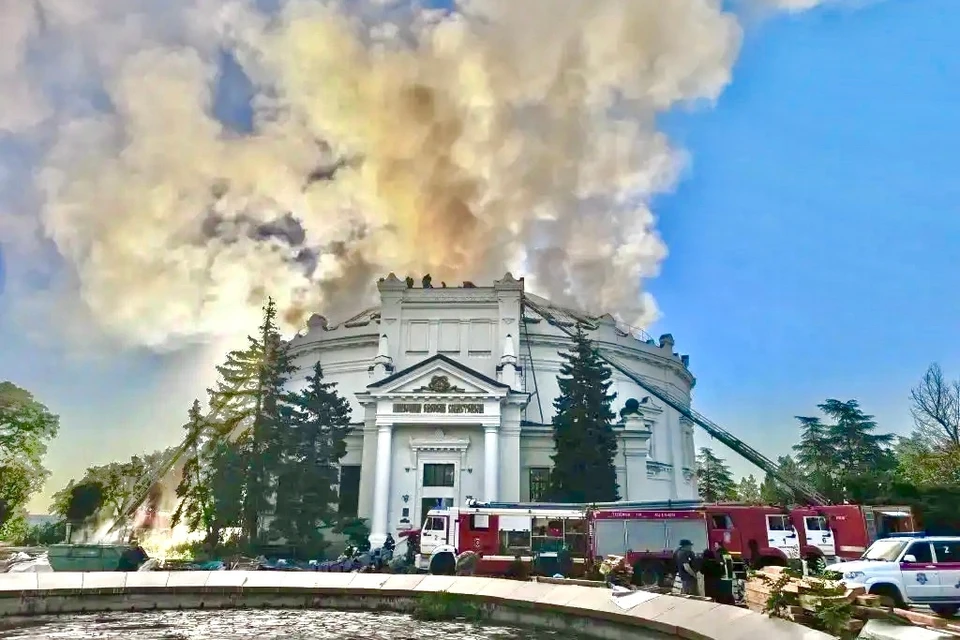 Пожар в Панораме тушат 83 человека и 22 единицы техники спасательной службы Севастополя и МЧС России. Фото: max.ru/razvozhaev