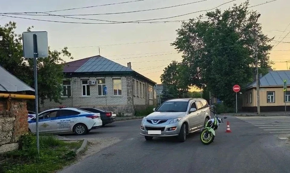 ДТП произошло около семи часов вечера на улице Октябрьской. Фото Госавтоинспекции ОМВД России по городу Ельцу.
